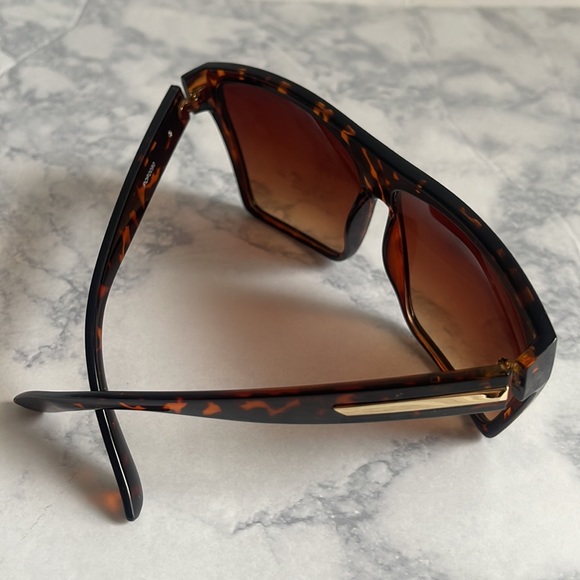 Sunglasses - Picture 3 of 5